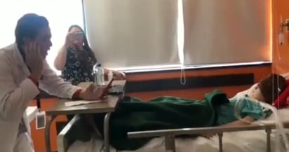 En el video se aprecia al doctor Diego Ismael Leyva Cervantes, residente de Pediatría en el Hospital General Regional 1, de Ciudad Obregón, Sonora, interpretar 'Recuérdame', de Carlos Rivera. (ESPECIAL)