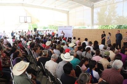 Las autoridades organizaron un evento para la entrega simbólica de los apoyos alimentarios a las personas. (EL SIGLO DE TORREÓN)