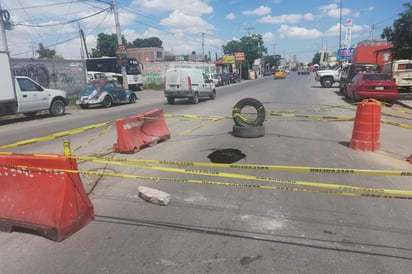 La noche del viernes vecinos cercanos al cruce de calle Lago de Guadalupe y División del Norte, se sorprendieron con la aparición de un colector colapsado lo que generó caos vial y malos olores. (EL SIGLO DE TORREÓN)