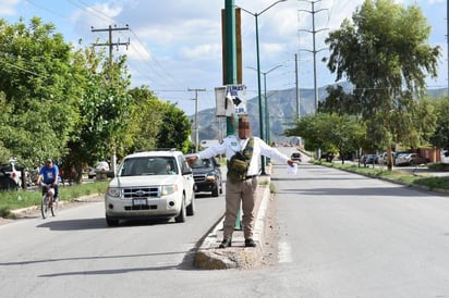 Por las obras de ampliación de la carretera a El Huarache, a partir del próximo martes será cerrado el cruce del Bulevar Villa de Las Flores y Canal del Sacramento, informó el subdirector operativo de Tránsito y Vialidad, Eduardo Arguijo Estrada. (EL SIGLO DE TORREÒN/EDITH GONZÁLEZ) 