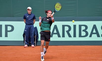 En la cancha de arcilla del Club Internacional de Tenis de Asunción, los de casa se impusieron por dos sets a uno. (CORTESÍA)