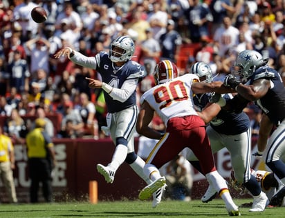 Dak Prescott suma siete pases de anotación en la temporada. (AP)