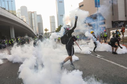 En protesta democrática no autorizada se registraron numerosos incidentes violentos entre policía y manifestantes. (EFE)