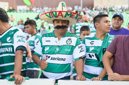 Los aficionados laguneros estuvieron presentes en el 'Templo del Desierto' para apoyar a sus Guerreros tras la pausa. (EL SIGLO DE TORREÓN) 