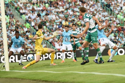 El delantero argentino salvó de una derrota a los Guerreros y con su doblete subió a lo más alto de la tabla de goleo individual. (FOTOS DE JESÚS GALINDO) 