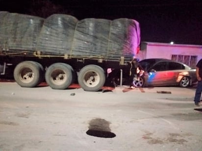 Luego de impactar a la motocicleta, el vehículo se incrustó en la parte posterior de un tráiler. (EL SIGLO DE TORREÓN)