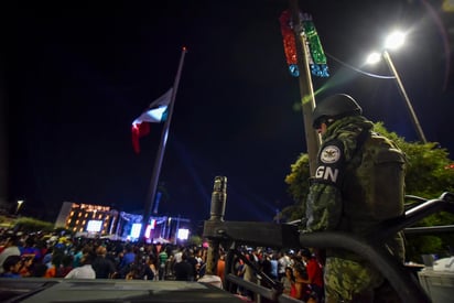 Al evento del tradicional Grito de Independencia, en la explanada de la Plaza Mayor, acudieron entre 30 mil y 40 mil personas. (ERNESTO RAMÍREZ)