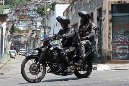 Al menos cuatro personas murieron y otras tres resultaron heridas durante una operación policial realizada este lunes en la comunidad de favelas de Jacarezinho. (ARCHIVO)