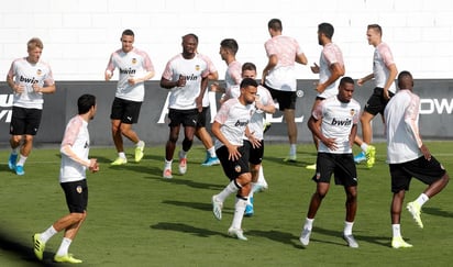 El equipo valenciano ya se entrena para el partido de Champions ante el Chelsea. (EFE)