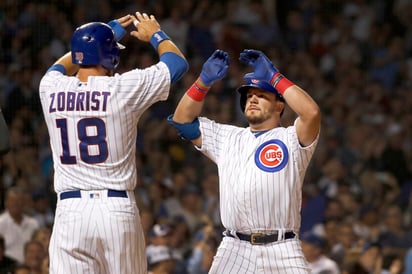 Kyle Schwarber (frente) celebra con su compañero Ben Zobrist luego de conectar un jonrón de tres carreras ante Cincinnati. (AP)