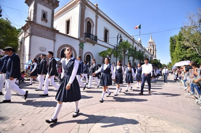 Estudiantes formaron parte del desfile cívico militar que se desarrolló ayer en Lerdo. (EL SIGLO DE TORREÓN/ERNESTO RAMÍREZ)