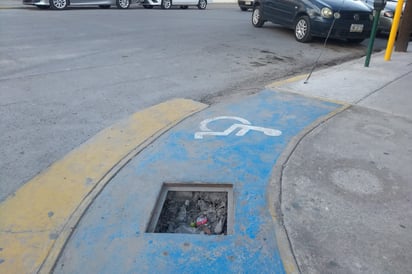 Este registro ya incluso se ha llenado de basura ante la falta de su tapa. (EL SIGLO DE TORREÓN)