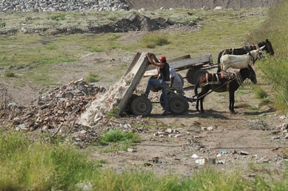 Carromateros en la parte norte de la ciudad, empiezan a tirar basura en lecho seco. (EL SIGLO DE TORREÓN)