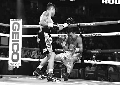 Contundente fue el castigo que le dio el mexicano al tagalo, hasta que intervino el réferi. . (Cortesía Top Rank)