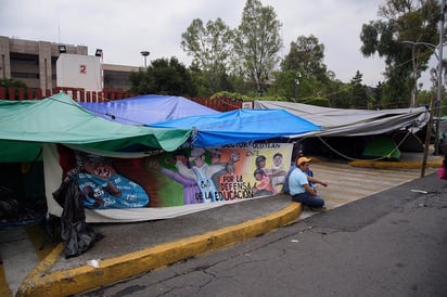 En la leyes secundarias a la reforma educativa no hay 'concesiones graciosas' para los profesores de la Coordinadora Nacional de Trabajadores de la Educación (CNTE), quienes han defendido las escuelas normales del país, dijo el presidente Andrés Manuel López Obrador. (ARCHIVO)