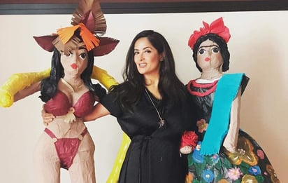 Con sombrero de charro, la actriz Salma Hayek posó con una catrina para celebrar el Día de la Independencia de México y el éxito de la serie Monarca, en la que participa como productora.
(INSTAGRAM)