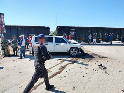 El conductor que resultó con algunas lesiones que no ponen en riesgo su vida, dijo que no escuchó el silbato que previene el paso del tren. (EL SIGLO DE TORREÓN)