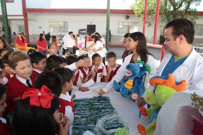 Para difundir entre alumnos y padres de familia de cuando menos 200 escuelas de educación básica la importancia de la prevención de enfermedades, la Secretaría de Salud puso en marcha la “Semana de Bienestar”. (EL SIGLO DE TORREÓN)