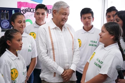 “Tan luego se enteren que ya se vendió el avión presidencial (...) empiecen a pensar de que pronto va a llegar el apoyo para resolver el problema de agua', indicó el mandatario federal ante el júbilo de los presentes. (NOTIMEX)