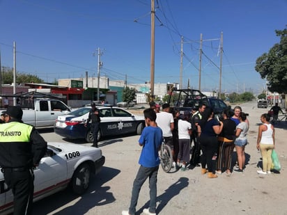 Los agentes de Tránsito y Vialidad aseguraron a un adolescente que manejaba en una motocicleta y que al parecer estuvo involucrado, sin embargo, varios testigos comentaron que el joven era inocente. (EL SIGLO DE TORREÓN)
