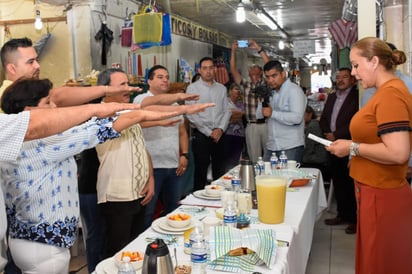 Los locatarios del mercado buscan ponerse al corriente en su adeudo de agua con el Municipio. (FABIOLA P. CANEDO/EL SIGLO DE TORREÓN)