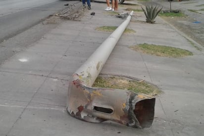 Tras el impacto la conductora del automóvil derribó la luminaria, pues 'brincó' el camellón central. (EL SIGLO DE TORREÓN)