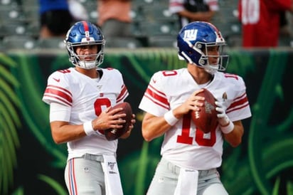 Tras perder los primeros dos juegos de la campaña, Eli Manning (d) se irá a la banca para el partido del domingo ante los Bucaneros de Tampa Bay, mientras que Daniel Jones (i) será el titular. (AP)