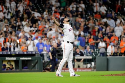 Roberto 'Cañoncito' Osuna celebra tras sacar el último out, en la victoria de los Astros 4-1 sobre Rangers de Texas. (AP)