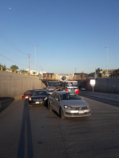 Choque alcance en el paso a desnivel 11-40. (EL SIGLO DE TORREÓN)