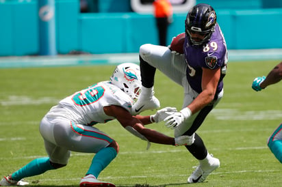 Minkah Fitzpatrick (i) tacklea a Mark Andrews en el primer juego de la temporada; el defensivo fue cambiado ayer a los Acereros. (AP) 