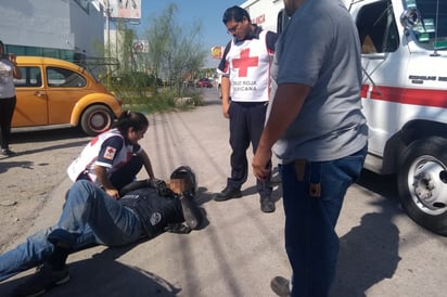 El conductor de la camioneta aventó al motociclista. (EL SIGLO DE TORREÓN)