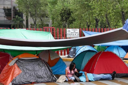 La Comisión de Educación de la Cámara de Diputados buscará avalar este miércoles una propuesta de la Ley General del Sistema para la Carrera de las Maestras y Maestros que cede a la petición de la Coordinadora Nacional de Trabajadores de la Educación (CNTE) de dejar a su decisión la asignación de plazas docentes y eliminar el examen de admisión para acceder a éstas. (ARCHIVO)