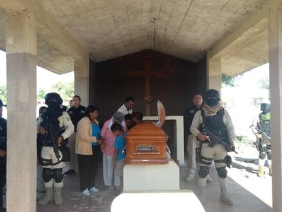 El joven era originario de Francisco I. Madero y era padre de tres menores. Esta mañana se llevó a cabo un homenaje póstumo en el panteón del ejido Alamito, donde fueron depositados su restos.
(EL SIGLO DE TORREÓN)