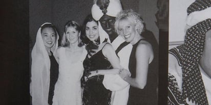 La imagen fue tomada en una gala de las 'Noches de Primavera'. En ésta se muestra al premier, de entonces 29 años, con un turbante y bata, con su cuello, cara y manos completamente pintados de negro.