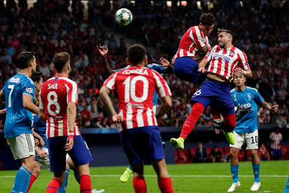 Héctor Herrera (d) remata de cabeza un tiro de esquina para empatar a dos el partido de ayer ante Juventus. (AP)