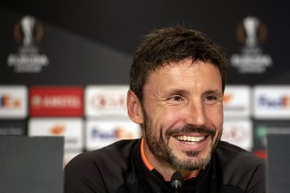 Mark van Bommel, técnico del PSV, dijo que jugar como local 'no da garantías' para conseguir el triunfo. (EFE)