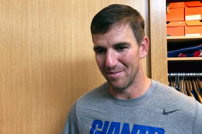 Eli Manning habló ayer con los medios de comunicación respecto a ser el mariscal de campo suplente de los Gigantes. (AP)