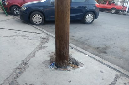 El hundimiento está en la esquina del Paseo Morelos y calle Treviño, el cual ya tiene varios meses así.