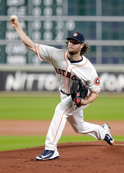 Gerrit Cole permitió 2 carreras en 8 entradas y ponchó a 10, en la victoria de Astros 3-2 sobre los Rangers de Texas. (AP)