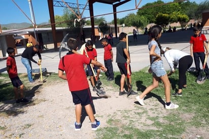 Alumnos, docentes y padres de familia participan en las acciones de este programa ambiental. (BEATRIZ A. SILVA)