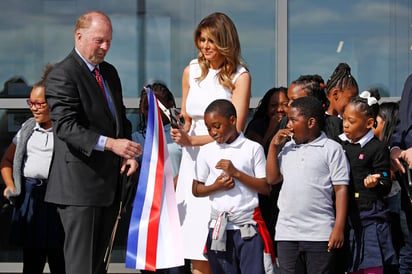 La primera dama de Estados Unidos, Melania Trump, acompañó el jueves en la mañana a niños de cuarto grado de primaria durante el corte de listón. (AP)