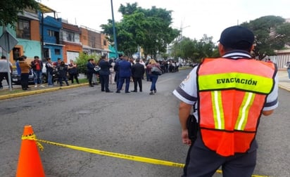 A las 10:00 horas en punto de este jueves, miles de mexicanos participaron en el macrosimulacro. (EL UNIVERSAL)