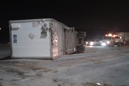 De madrugada tráiler vuelca en el periférico de Torreón; provocó un intenso tráfico que se extendió hasta las 8:00 de la mañana. (EL SIGLO DE TORREÓN)