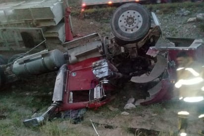 Un tráiler que transportaba pollinaza volcó al circular por la carretera de Cuencamé a Lerdo. (EL SIGLO DE TORREÓN)