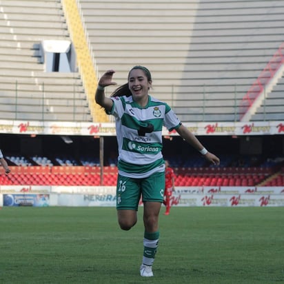 Tras anotar el único gol del encuentro, la juvenil albiverde Ashly Martínez festejó en grande su anotación. (SANTOS) 