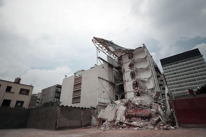 Sólo dos personas están en prisión a dos años del sismo que sacudió la Ciudad de México y que según las autoridades capitalinas dejó 36 edificios derrumbados y daños en 11 mil inmuebles más, esto a pesar de que la procuraduría mantiene abiertas 82 carpetas de investigación por homicidio culposo o fraude. (ARCHIVO)