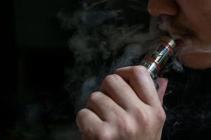 Al menos 530 personas en EUA han desarrollado una misteriosa enfermedad pulmonar vinculada con el vapeo. (ARCHIVO)