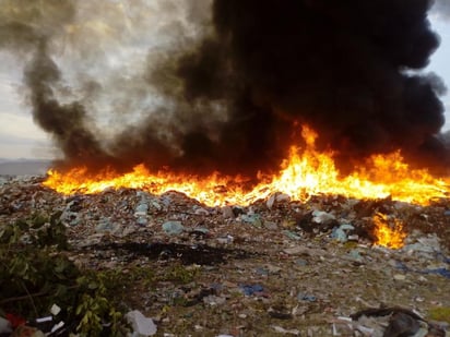 El incendio ocurrió en una zona de aproximadamente 40 por 49 metros en el área de desechos de hospitales.
(EL SIGLO DE TORREÓN)