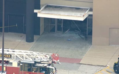 El FBI informó en su cuenta de Twitter que están al tanto de la situación en el centro comercial Schaumburg. (TWITTER)
