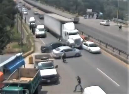 El automovilista que cargó al animal logró correr y evadir uno de los autos, que se patinó al ser impactado de manera colateral por otro auto, que a su vez fue impactado por la unidad pesada. (CAPTURA VIDEO)